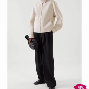 beige cos jacka!!! - INTRESSEKOLL på min nya jacka! Helt ny, aldrig använd. Strl M