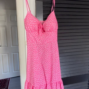 Rosa strandklänning  - Aldrig använd denna strandklänning! Superfin!!😍säljer den för att den inte passar mig längre… 
