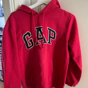 Röd GAP hoodie, fint skick, strl S men passar även M!❤️‍🔥
