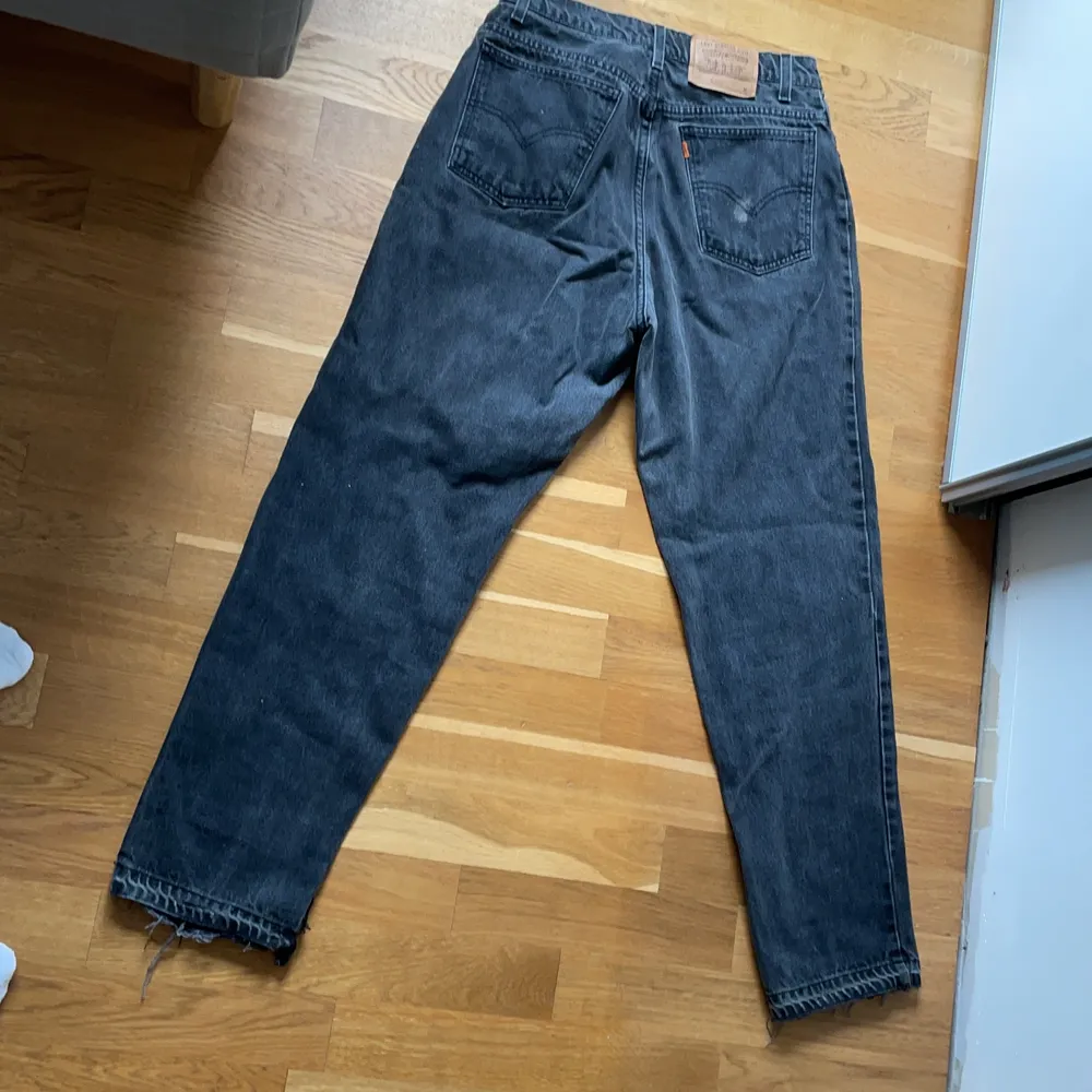 Fina Levis modell 951. Bra skick. Har förlängt de på slutet och öppnat de lite för att få en bredare byxöppning. Sitter som en 32/32 men storlek M. Om du har några frågor skicka bara. Färgen är mörk grå. Jeans & Byxor.