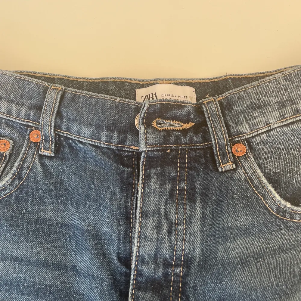 Fina Zara jeans som är slutsålda!! Strl 36 och passar S/M. Fin passform men kommer aldrig till användning. Endast använda en gång! Bra längd på mig som är 160 cm. Frakt ingår inte i priset. ❤️‍🔥. Jeans & Byxor.