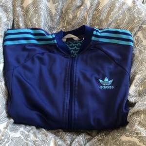 Snygg adidas kofta från beyond retro. aldrig fått användning utav den men köpte den för typ 450. Köparen står för frakten💘 storleken säger large men den passar som overzised S typ💘💘