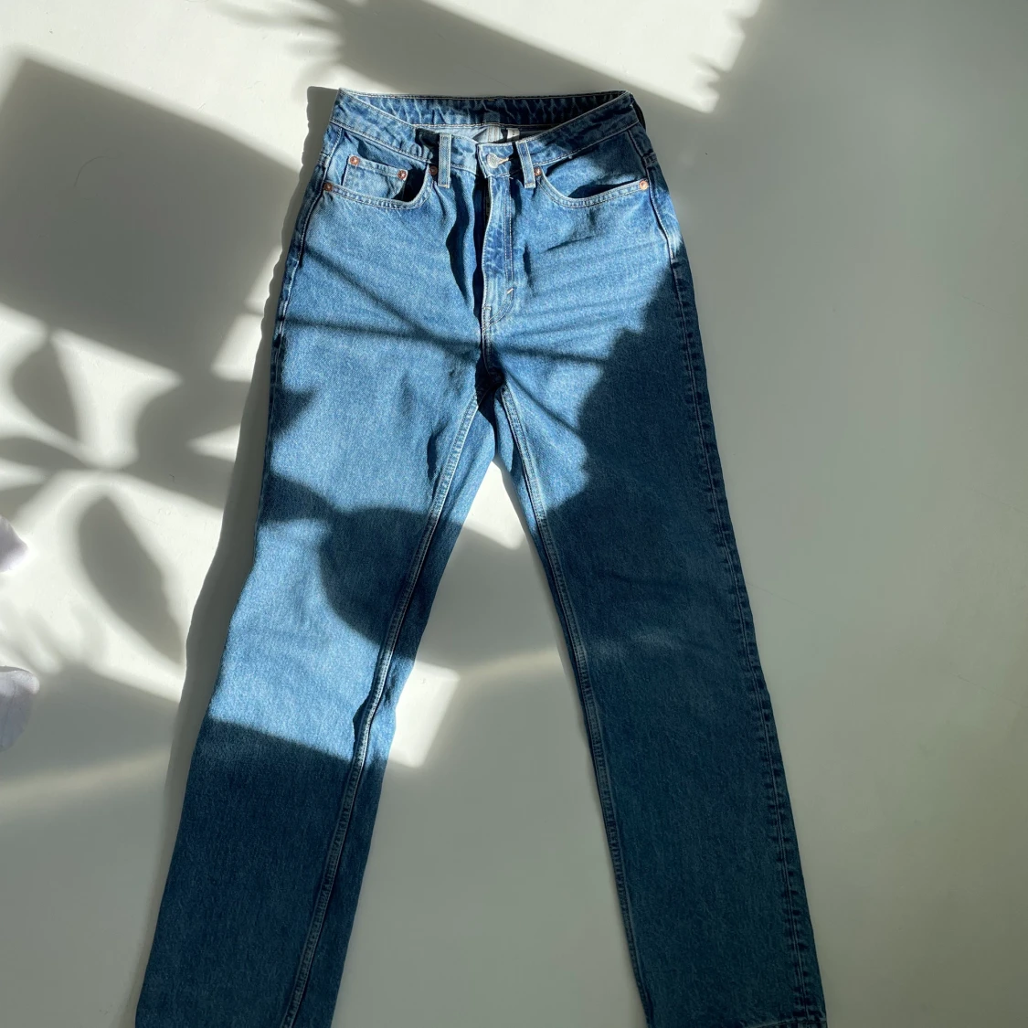Blå jeans från Weekday  - 91