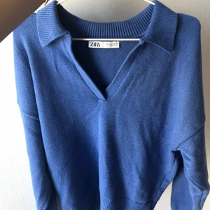 Zara stickad blå tröja med krage - Snygg och skön tröja från Zara som jag har köpt här på Plick men inte fått någon användning av på grund av att färgen inte riktigt passar mig. Därav mycket fint skick, då den var i nyskick när jag köpte den. Lös passform. 💙