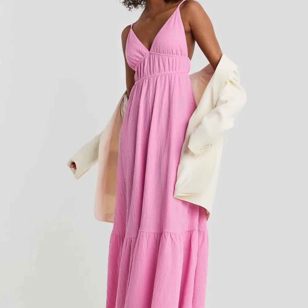 Säljer min finaste rosa klänning från GinaTricot! Var superpopulär förra sommaren och finns inte att köpa längre. Har tyvärr inte kommit till så mycket användning! Storlek XS men passar mig som brukar ha S/36. Högsta bud än så länge: 650kr (obs måste öka . Klänningar.