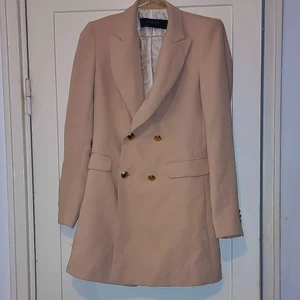 Blazer / kavajklänning i gammelrosa - Snygg blazer som kan användas som kavaj eller klänning. Guldiga knappar framtill och på ärmarna. Nypris 899:-