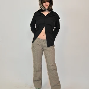 Cargobyxor  - Ett par gröna cargobyxor, najs söm längs me benet och  blir baggy längre ner💋 Perfekt nu till våren! Modellen är 164 cm lång och byxorna är i s/m! Skriv för fler bilder