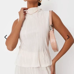 Plisse topp  - Oanvänd plisserad topp i storlek 34. Lappar kvar