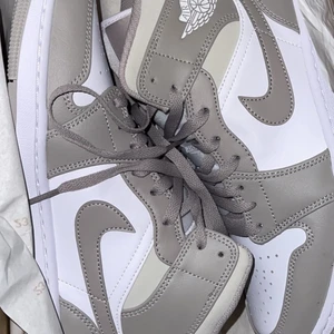 Jordan 1 mid linen - Helt nya linen mid oanvända, köpta från merch sweden för 3000                           Säljes för 2000 kan gå ner i pris vid snabbaffär