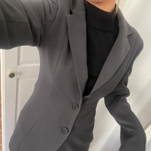 Grå kavaj blazer - Skitsnygg figursydd kavaj/blazer som aldrig är använd ❤️ 
