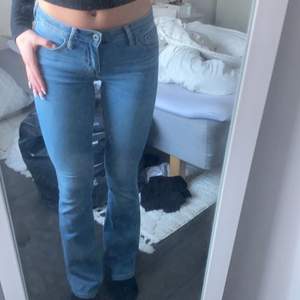 Blåa lågmidjade jeans från crocker. Storlek: 25/33 , sitter bra på mig som har S. Är 170 så byxorna är långa i längden. Skriv vid fler frågor eller bilder💓