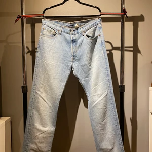 Levis 501 - Levis 501 vintage 36/34 Cond 9/10 400kr  Fitpic: bild 3 Jag är 177cm lång och bär storlek 34/33 i färgen ”Canyon Kings - Blue” med ett bälte runt midjan.
