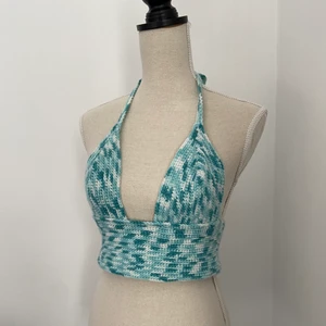 Virkad topp 🌊🤍🦋 - En topp har virkat själv, virkat med garn i polyester. Toppen kan tvättas i maskin i 30 grader och bör tvättas med liknande färger. En av fördelarna med garn i polyester är att det inte tenderar att krympa i tvätten. Passar en B/C kupa och 70 till 75 cm i omkrets skulle jag säga. Frakt med brev 24 kr och frakt via PostNord spårbar 66 kr. 🦋🤍🌊 Följ skapamtildeb på Instagram för mer 🤍