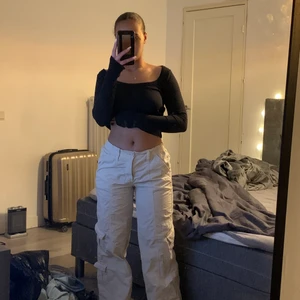 Cargo byxor stl S - Köpta från Urban Outfitters, knappt använda. Köpta för 900kr. Erbjuder gratis frakt😊