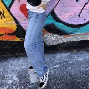 Vintage Levi’s jeans köpta second hand i Köpenhamn❤️ Skulle säga att de sitter mer som en 29/34. (Jag på bilden är 165cm)