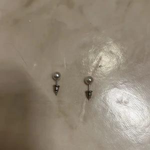 SHEIN örhängen  - Fick dom av en kompis i födelsedagspresent. Jag gillar inte dom. Kontakta mig om det finns intresse