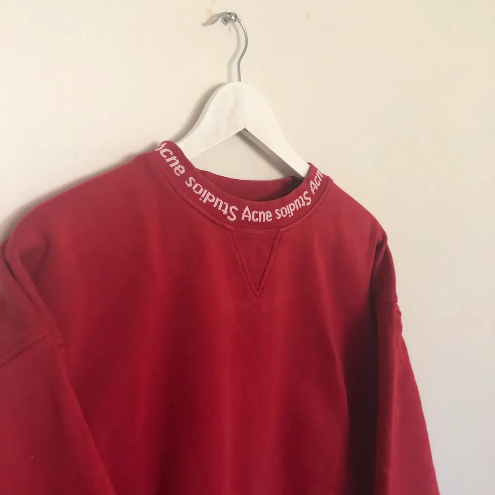 Acne Studios navid sweatshirt i fin röd färg. Den är storlek XS men är väldigt oversized. . Tröjor & Koftor.