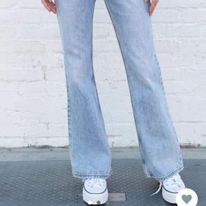 Jag säljer mina ”quinn jeans ” från brandy Melville för de var lite för små . De är i storlek S men skulle mer säga att de är som xs. Skriv till mig för mer bilder 