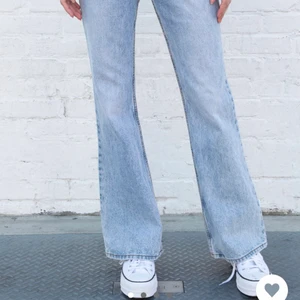 Brandy Melville jeans  - Jag säljer mina ”quinn jeans ” från brandy Melville för de var lite för små . De är i storlek S men skulle mer säga att de är som xs. Skriv till mig för mer bilder 