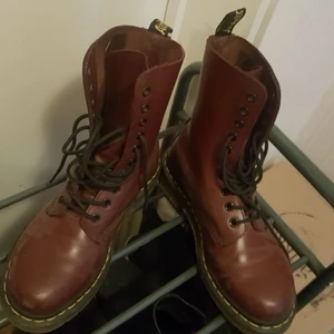 Dr Martens "cherry red" - Säljer dessa fina Dr Martens i färgen "cherry red". Storlek 37.
