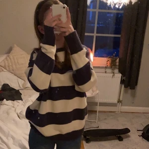 BRANDY MELVILLE stickad tröja, Onesize - Säljer denna stickade tröjan från BRANDY MELVILLE. Den är bara provad och har lappen kvar. Den sitter ganska oversized på mig som är 171cm. Den är köpt för 385kr men jag säljer den för 250kr eftersom den är helt ny. 