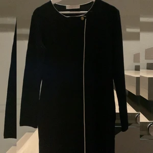 Busnel kofta - Säljer denna Busnel koftan, den är längre än en vanlig kofta. Den är köpt förra året i LA för 3500kr men aldrig kommit till användning. Bara att skriva för fler bilder eller funderingar!❤️‍🔥