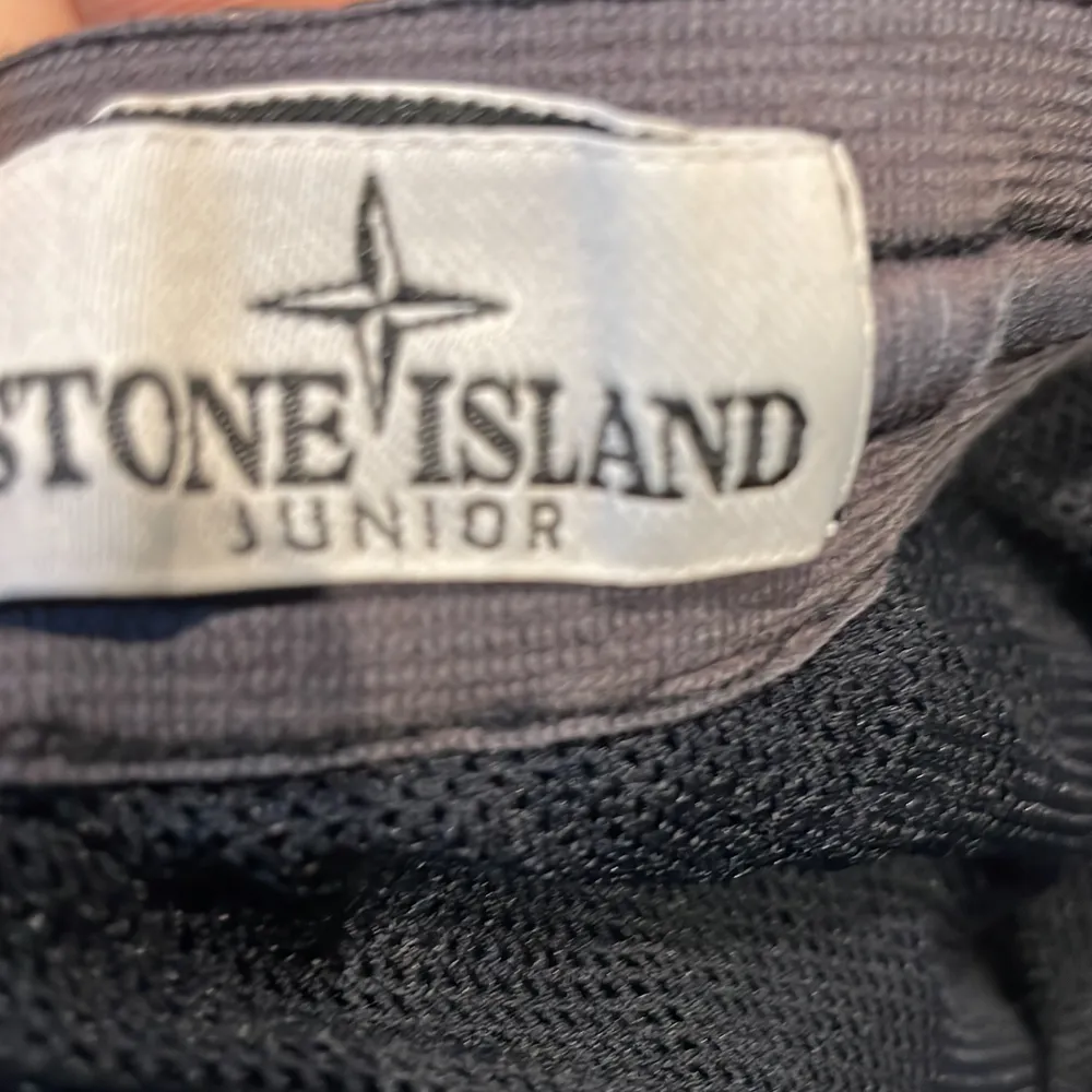 Detta är ett par stone island bad shorts som ör använda 5 gånger. De är i fint skick. De kostar nya mellan 1200 till 1500. Jag kommer sälja dessa för 700 kr exklusive frakt. De är junior storlek. Shorts.