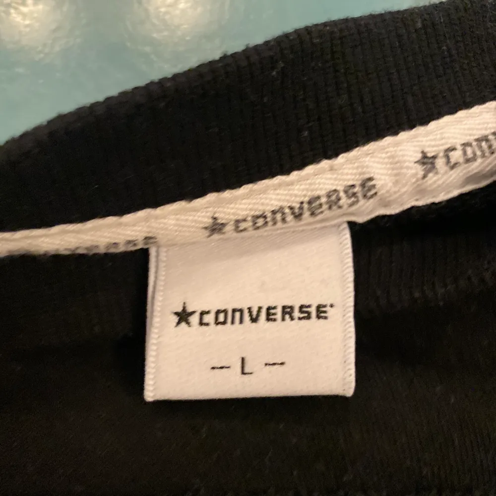 Svincool Converse sweatshirt med brodering köpt secondhand använd fåtal gånger. Väldigt bra skick, tyvärr är den för liten för mig. Hoodies.