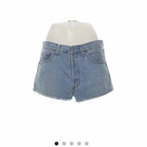 Levis shorts, lågmidjade - Bilder lånade från sellpy då jag beställde shortsen där ifrån men de var tyvärr för stora. Jätte bekväma och snygga och lågmidjade. Möts inte upp, 100kr + 45kr frakt🫶🫶