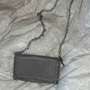 Tiamo väska - Köpte väskan för 450 kr och är använd fåtal gånger. Väskan har två fack innuti ett med dragkedja och ett utan, den är som ny/har inga defekter eller tecken på användning. Jag säljer den för att den inte kommer till användning. Köpare står för frakt