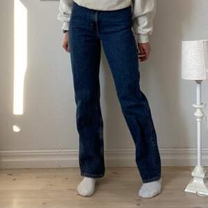 Säljer dessa mörkblå jeans från weekday som inte kommer till användning längre. Modellen är Rowe extra high straight jeans. 