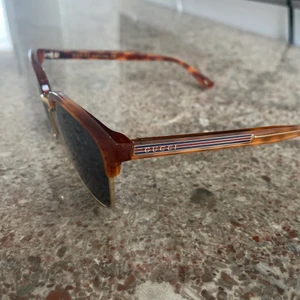 Gucci solglasögon - Säljer mina solglasögon från Gucci som jag köpte i mars 2021 och knappt använt sen dess. Duk och låda ingår.
