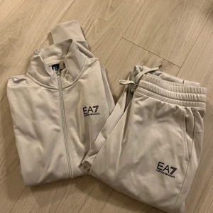 Armani dress - Super snygg Armani dress!! Kommer dock aldrig till användning, därför säljer jag den nu. Storlek XS men passar även S.