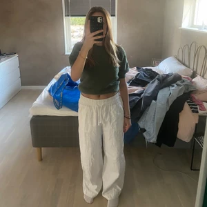 Linnebyxor  - Linnebyxor från Kappahl storlek S. Pris 250 kr köparen står för frakten vilket är 66kr. Jag är 165 cm lång.✨⚡️