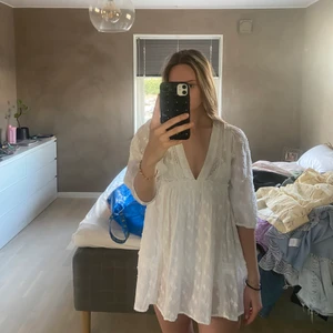 Klänning  - Vitt klänning från pull and bear i storlek XS. Kostar 300 kr köparen står för frakten vilket är 66 kr.✨⚡️
