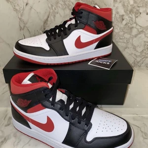 Air jordan 1 Mid gym red - Säljer mina air jordan 1 Mid gym red då dom inte kommer till användning! Använda fåtal gånger. Skick är som helt nya. För egen bild på skorna kom privat!