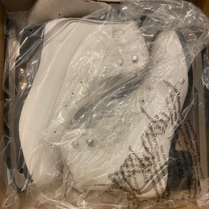 Ice skating shoes size 40 - It’s Spin skating shoes in size 40. I have just bought this shoes in Jan. However, as I am an exchange student, I will be leaving Stockholm and would not want to bring this with me.