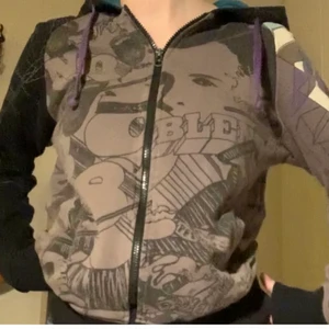 Huvtröja - Skitcool huvtröja från Blend, ena armen svart och andra grå med massa tryck :)