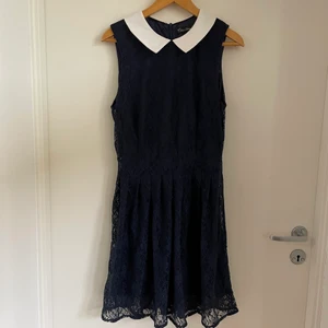 Blå spetsklänning med Peter Pan-krage - Blå spetsklänning med Peter Pan-krage. Fint skick! Obs hund finns i hemmet.