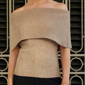 Adoore top 😍 - Brun/beige of shoulder tröja i storlek 36 säljs! Den är aldrig använd!! Säljs pågrund av att den är för stor för mig 💛pris kan diskuteras 