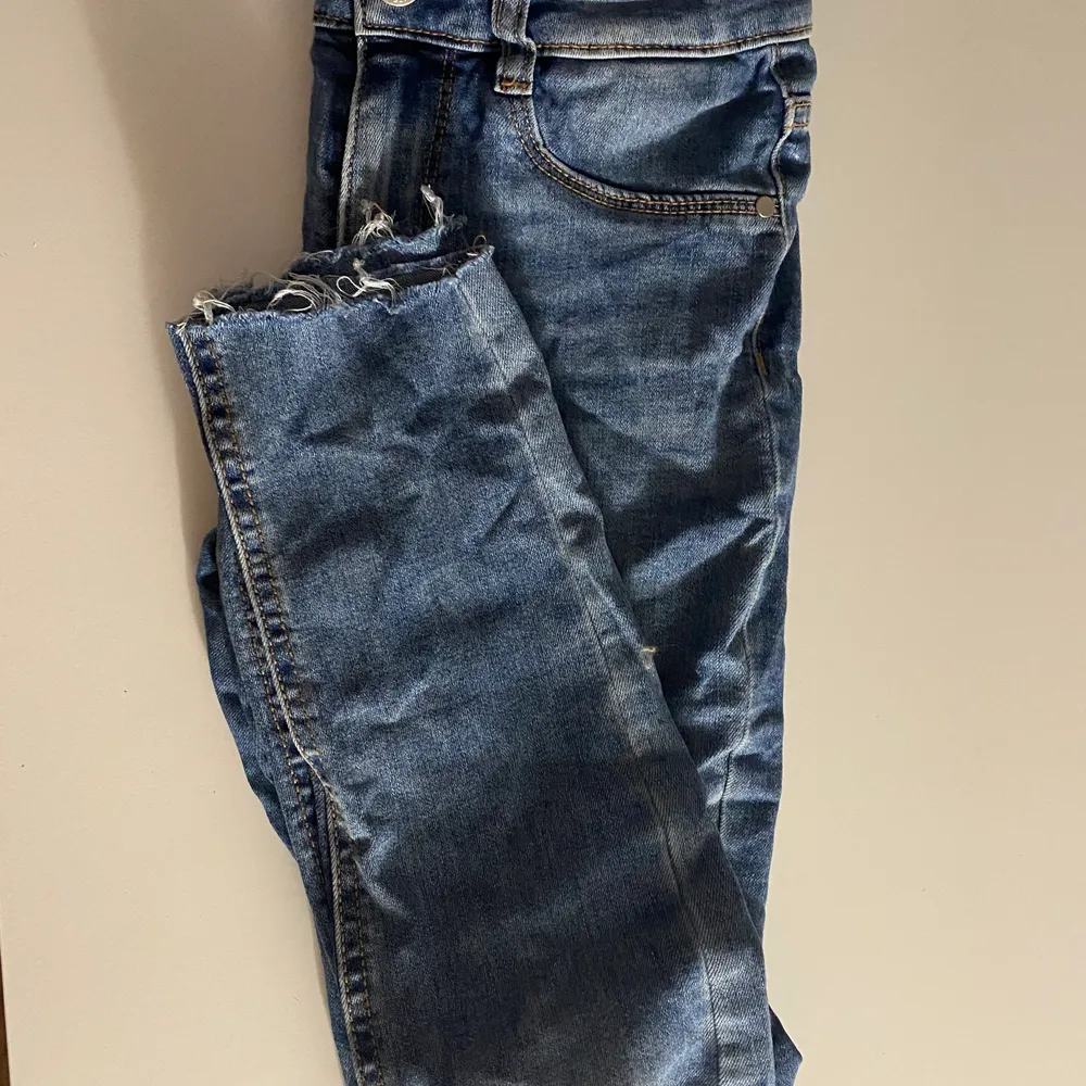 Snygga trendiga Lågmidjade jeans (säljer pga för små). Jeans & Byxor.