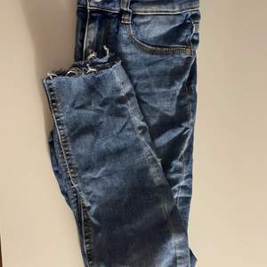 Snygga trendiga Lågmidjade jeans (säljer pga för små)