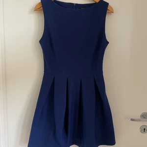 Blå klänning  - Blå, somrig klänning från TopShop. Fint skick! Obs hund finns i hemmet.