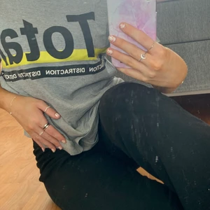 Grå t-shirt - En grå t-shirt jag ej haft användning av därför jag säljer. Den är i storleken S och är väldigt mjuk. Säljes nytvättad 🖤