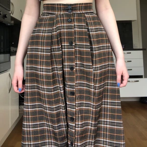 Monki rutig långkjol flannel 50 tals - Köpt från monki. Aldrig använt, inte fått tillfälle och nu är den för liten i midjan(Xs). Jättefin kjol som ger en 50 tals vibe.