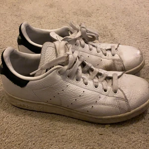 Stan Smith  - Säljer dessa vita stan Smithdiagram pga av för stor storlek.