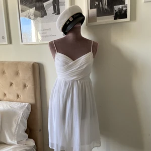 Studentklänning från nelly - Så söt och tidlös studentklänning! Storlek 34 