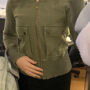 Grön zip hoodie - Säljer denna gröna zip hoodie, aldrig använd endast på bilden. Den har även en dragkedja som går upp hela vägen.