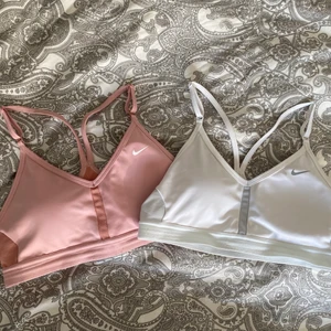 Sport BH nike, rosa och vit - Säljer dessa fina nike sport topparna som jag köpt i nike butiken i Stockholm. Köpte topparna för 300 kr vardera och säljer dessa för 150 kr vardera. Det båda är i ett väldigt bra skick och är använda ett 10 tal gånger!💓😁