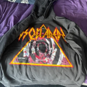 Dsquared2 Rock Logo Hoodie - Size: L Cond: 8/10 (använd och börjar cracka men inget än) köpt på NK, finns säkert kvitto ngnstans Pris: 800kr